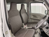 高いホールド性で運転姿勢が安定します。長距離ドライブでも疲れにくいのが魅力です。快適なドライビングライフをお送りください♪