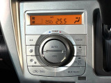 【オートエアコン】一度お好みの温度に設定すれば、車内の温度を検知し風量や温度を自動で調整。暑い&hellip;寒い&hellip;と何度もスイッチ操作をする必要はありません。快適な車内空間には必須の機能ですね♪