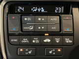 オートエアコンは左右席で独立温度コントロールが可能です。運転席はキンキンに冷やして助手席はマイルドにと言った設定が可能です☆暑さ寒さでケンカすることもなくなりますね♪
