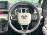 インテリアに合わせたデザインのステアリングは、運転される方のことも考え、運転しやすい形状、大きさです。是非一度、実際に触ってお確かめください。