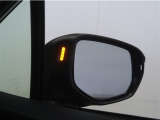 隣車線を走る車両をレーダーで検知し、ドアミラーでは確認しにくい後側方エリアに存在する車両に加え、急接近してくる車両も検知します。車両を検知するとドアミラーに搭載されたLEDインジケーターが点灯します。