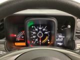 スピードメーターとタコメーターを大きく配した見やすいメーター部になっています。右側のインフォメーション画面でオドメーターや燃費などの情報を確認できます。
