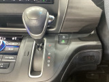 CVT車のセレクトレバーです。低速から高速まで、変速ショックのないスムーズな走りを実現するとともに、エンジン効率のよい領域を維持することで燃費にも貢献します。