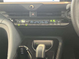 左右独立温度コントロールフルオートエアコンです。運転席、助手席それぞれで独立して温度設定ができます。冷え性の方が乗っても安心ですね♪