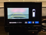 バックでの車庫入れも安心です!リアカメラが付いているバックモニター付のナビを装備しております。バンパーについているソナーや、操作線もついており距離感も画面から確認できます。