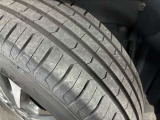 ホイールの状態やタイヤ溝の残り具合は、安全性や維持費にも関わる重要なポイントです。写真にて現状をご確認いただけますが、気になる点や詳細については、お気軽にお問い合わせください。