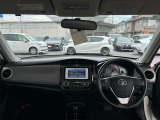 すっきりとまとめられたインパネ周り。運転操作もしやすいです。見晴らしの良さと明るい室内で、いつでも気持ちよくドライビングが楽しめます。