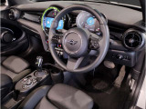 MINIの内装はとにかく『円』に拘ったデザインコンセプトが一目で伝わってきます。これほど円形に拘った車は他に御座いません。伝統のデザイン、トグルスイッチなど遊び心のある内装で御座います。