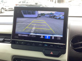 後退時に車両の後ろ側をモニター画面に表示します。車庫入れが苦手な人もこれで安心♪