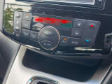 一度お好みの温度に設定すれば、車内の温度を検知し風量や温度を自動で調整。暑い&hellip;寒い&hellip;と何度もスイッチ操作をする必要はありません。快適な車内空間には必須の機能ですね。