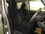 ドライバー目線で、使いやすく安全操作性と良好な視界を実現した運転席です。