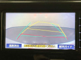 【バックガイドモニター】後方の映像をナビ画面に表示するだけでなく、ステアリング操作に連動して動くガイド線も同時に表示!予想進路の確認をしながら後退できるので便利です!