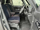 足元スッキリ、運転席・助手席。外に降りることなく運転席と助手席の移動も可能です