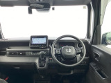 水平基調でスッキリとしたフロントビュー。広く見渡せて運転に安心をもたらします