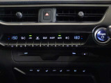 ドライブモードセレクトスイッチはドライバーがより運転に集中できるようにメーターフード横に配置。すぐれた操作性を実現してます。