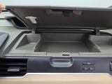 インパネ上部に便利なアッパーボックスを装備。小物類の収納に便利です。