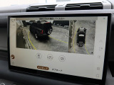 【3Dサラウンドカメラ】周囲の安全確認をアシストする機能です。3D車外ビュー、360&deg;オーバーヘッドビューを 利用して、狭いスペースでも安心、スムーズに運転操作ができます。