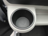 カップホルダーは運転席や助手席からちょうど手の届く位置です!!