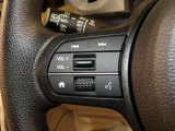 【ステアリングリモコン】ステアリングにオーディオ調節可能なスイッチが装備されていますので運転中でも視線をそらさずにオーディオの調節が可能です!