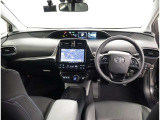 デザインもよく、居心地のよい運転席ですね。分かりやすいスイッチ類ですから操作もしやすく運転をサポートします。ぜひご来店いただき、実際にお座りいただいてステアリングを握ってみてください!