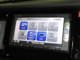ナビゲーションは純正メモリーナビ(VXM-145VSi)を装着しております。AM、FM、CD、DVD再生、Bluetooth、ワンセグTVがご使用いただけます。初めて訪れた場所でも安心ですね!