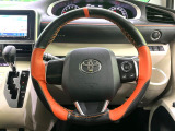 インテリアに合わせたデザインのステアリングは、運転される方のことも考え、運転しやすい形状、大きさです。是非一度、実際に触ってお確かめください。