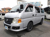 少し離れた位置から左斜め前方に向けて捉えた車両全景です。フロント周りから左側面全体のパネル、ルーフサイドにみられる現在の外観コンディションをご確認ください。
