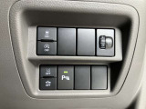 車線逸脱警報装置付きです!フロントカメラによりレーンマーカーを検知し、意図せずに走行車線から逸脱しそうな場合、メーター内のディスプレイ表示とブザーで注意を喚起します。