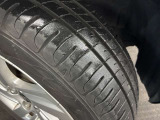 ホイールの状態やタイヤ溝の残り具合は、安全性や維持費にも関わる重要なポイントです。写真にて現状をご確認いただけますが、気になる点や詳細については、お気軽にお問い合わせください。