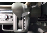 ★パネルシフトレバーは運転席より手が届きやすくて操作のしやすいシフトレバー。室内スペース確保にも配慮されてますよね!