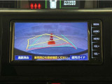 バックガイドモニター付きです。車の後方に小型カメラが付いており、バックする際の後方の様子をモニター上に表示します。