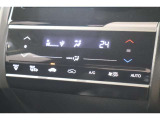 フルオートエアコンが装備されています!お好みの温度設定をするだけでエアコンの風量やモードの切り替えを自動でコントロールしてくれます!ユーザーの操作が少なく燃費走行にもつながります!