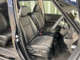 乗降がしやすい運転席。高さが調節できて小柄な方でも運転しやすいポジションをとることができます。