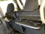 運転席・助手席の背もたれには、2列目シート用にカップホルダー付きの「格納式のシートバックテーブル」を装備しています。休憩時のちょっとした時間などカップを置いたり、小物置きに使えて便利です。