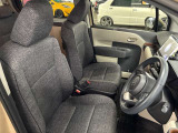 運転席の画像です。足元やシートまわりに余裕があり、リラックスした姿勢で運転が可能です。視界も良好で操作系へのアクセスもしやすく、快適で安心感のあるドライブをサポートします。