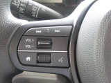 【 ステアリングスイッチ 】手元のスイッチで音量や選曲、ソース切り替えといった操作が可能です!!わざわざナビを操作しなくても良いので非常に便利な機能です!