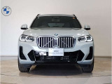 【BMWの伝統-1】BMWの特徴的な&ldquo;キドニーグリル&rdquo;は、80年以上続く伝統の形でございます。変わらないこだわりのデザインが、プレミアムブランド&ldquo;BMW&rdquo;を創り出します。