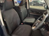 運転席の画像です。足元やシートまわりに余裕があり、リラックスした姿勢で運転が可能です。視界も良好で操作系へのアクセスもしやすく、快適で安心感のあるドライブをサポートします。