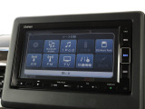純正メモリーナビ(VXM-214VFi)を装着しております。AM、FM、CD、DVD再生、Bluetooth、音楽録音再生、フルセグTVがご使用いただけます。初めて訪れた場所でも安心ですね!