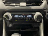 【オートエアコン】一度お好みの温度に設定すれば、車内の温度を検知し風量や温度を自動で調整してくれます。