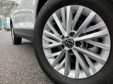 17インチ純正アルミホイールです。タイヤサイズは215/60R16です