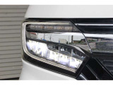 フルLEDヘッドライトで夜間走行の視認性も高く、先行車や対向車を検知し、オートライトは基より、ハイ/ロービームを自動で切り替える『オートハイビーム』も装備しています。