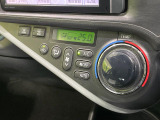 【オートエアコン】一度お好みの温度に設定すれば、車内の温度を検知し風量や温度を自動で調整。暑い&hellip;寒い&hellip;と何度もスイッチ操作をする必要はありません。快適な車内空間には必須の機能ですね♪