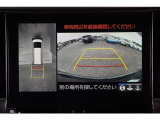 【パノラミックビューモニター】 後退時に車両の後ろ側を表示するだけでなく上から見たような映像で車庫入れなどバックする際に安心です。