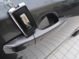 【キーレスエントリー】バッグやポケットからキーを取り出すことなく車にアクセスして、ロックとアラームを設定できます。 毎日の利便性をさらに高める機能です。