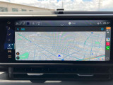 タッチスクリーンをタップするかスワイプするだけですべての機能を呼び出せます。Apple CarPlayおよびAndroid Autoに対応しスマートフォンとのシームレスな 連携も実現。さらに、USBポートを標準装備しています。