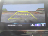 【リアカメラ】リバースに入れるだけで後方の映像が映ります。安全確認や、狭い駐車場での車庫入れ、雨の日や夜間など視界の悪い時に便利です。安全にバックする為には欠かせない装備です。