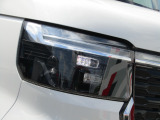■LEDヘッドライト■消費電力は少なく、しっかり明るいLEDヘッドライトです!電球タイプ、ハロゲンのライトよりも長く使えるのが特徴です。従来のオレンジ色に近い光ではなく白く明るく照らします