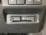 ハンドルの右下にETCがついています。高速道路の料金所の通過も楽々です!。 カードの取り出しもしやすい場所についています。