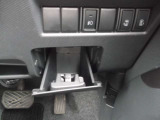 運転席右下にも収納スペース。アイデアあふれる収納で、車内がスッキリ片づきます。